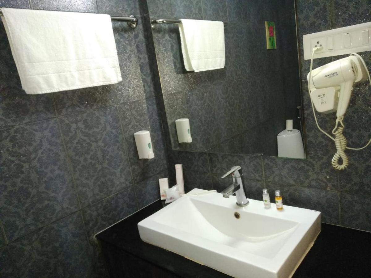 Hotel Md'S Continental Jorhāt Extérieur photo