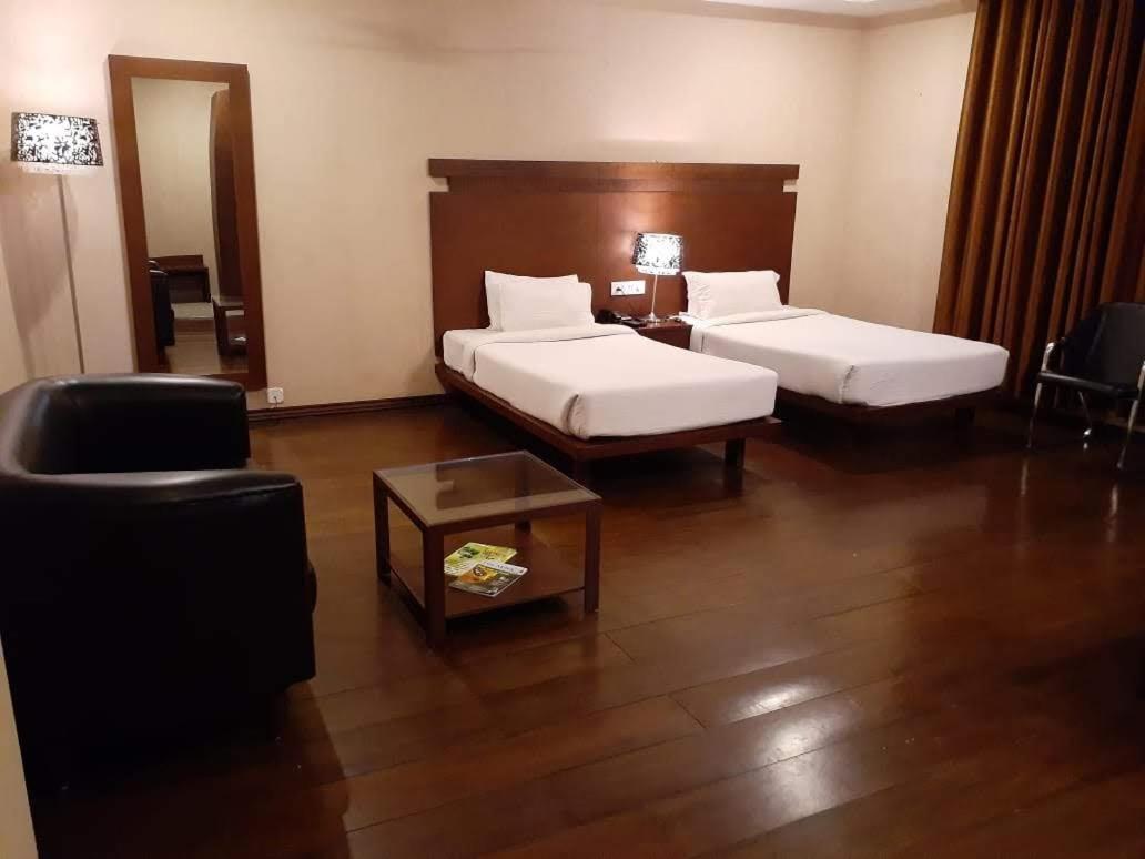 Hotel Md'S Continental Jorhāt Extérieur photo